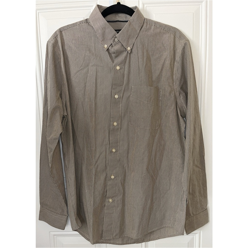 Van Heusen Men’s Medium Grey Long Sleeve Classic Fit Button Down Dress Shirt.
